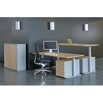 Komplettes Büro mit Steh-Sitz-Tischkombination