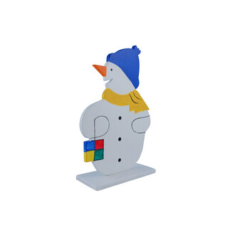 Schneemann mit blauer Mütze und gelben Schal