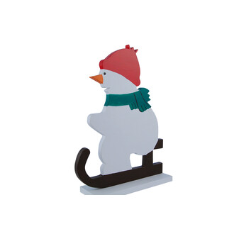 Schneemann auf Schlitten mit roter Mütze und grünen Schal